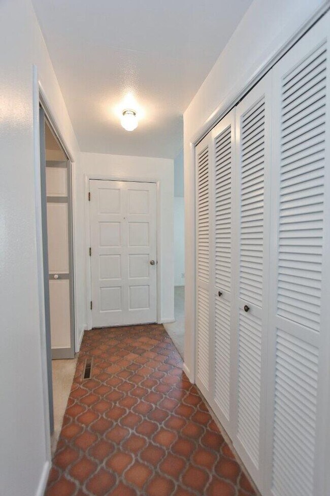 Foto del edificio - Clean Townhouse Centrally Located on the B...