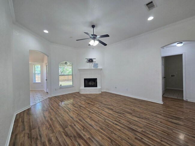 Foto del edificio - AVAILABLE NOW!