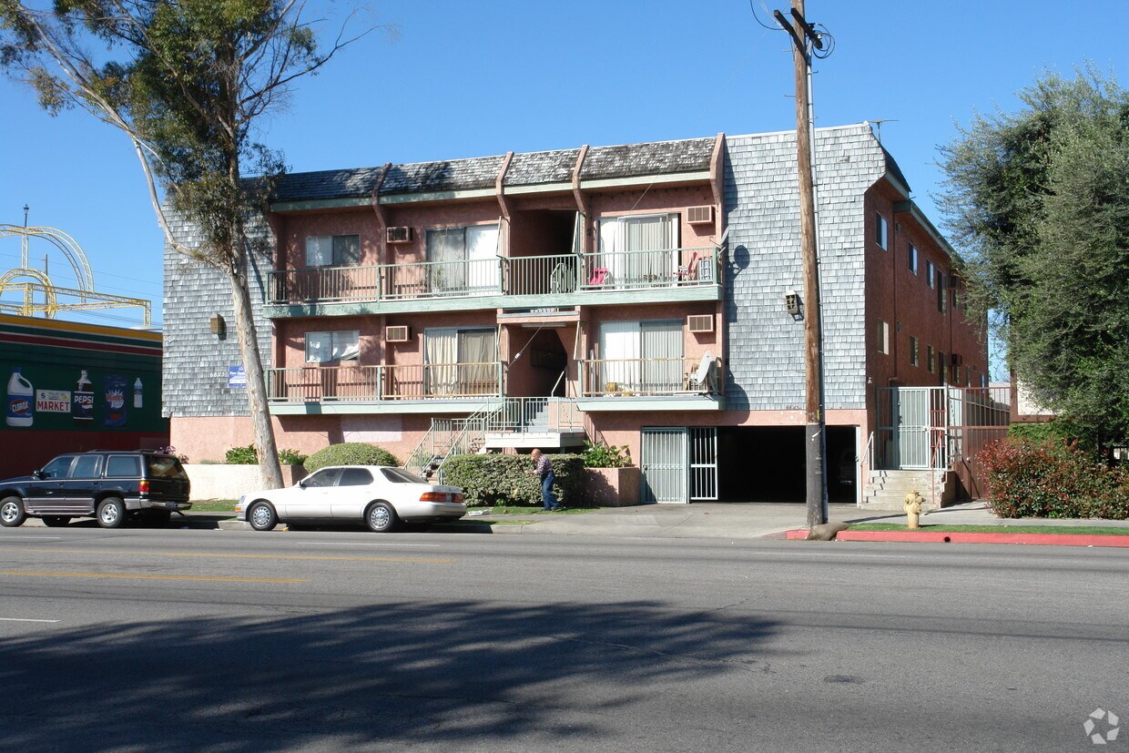 Building Photo - 6825 Woodman Ave