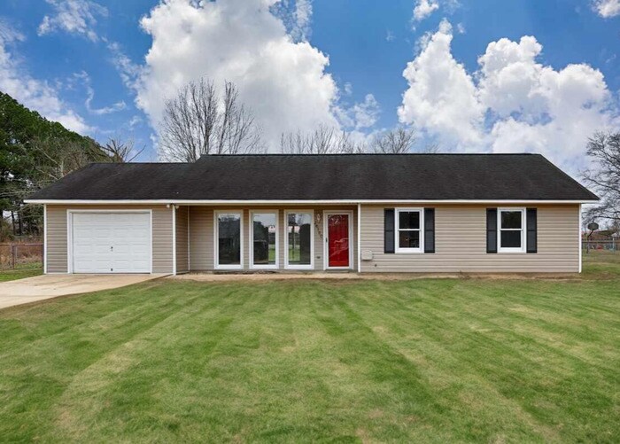 Primary Photo - Charming Home in Athens, AL
