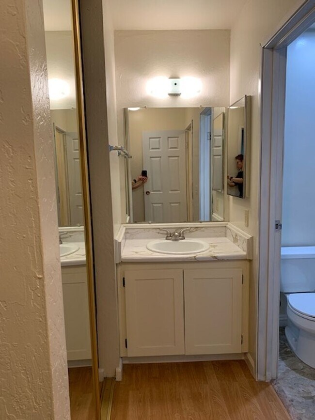 Foto del edificio - Great 1 Bedroom, 1 Bath second level Golden Oaks Condo in Monterey