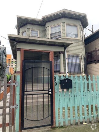 Building Photo - 559 Sycamore St