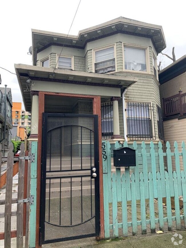 Building Photo - 559 Sycamore St