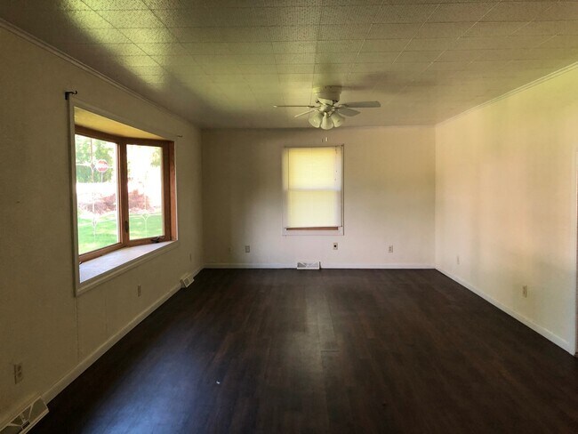 Foto del edificio - Check Out this Renovated House in a Quiet Neighborhood with a Large Yard!