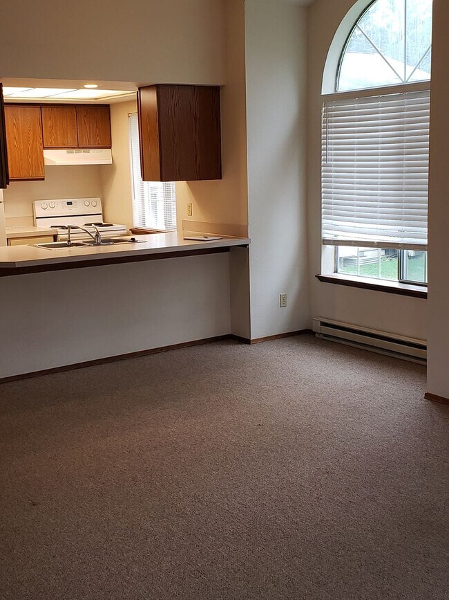 Foto del edificio - Spacious Two Bedroom Coming Available!