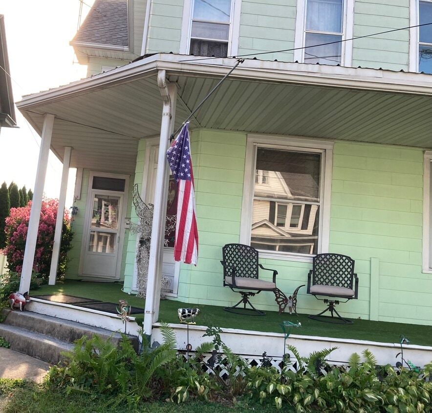 Primary Photo - 115 N College St
