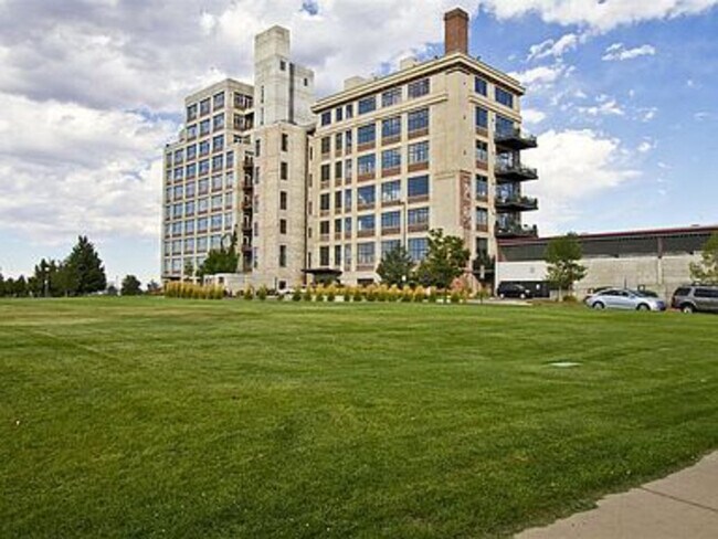 Building Photo - 2000 Little Raven St