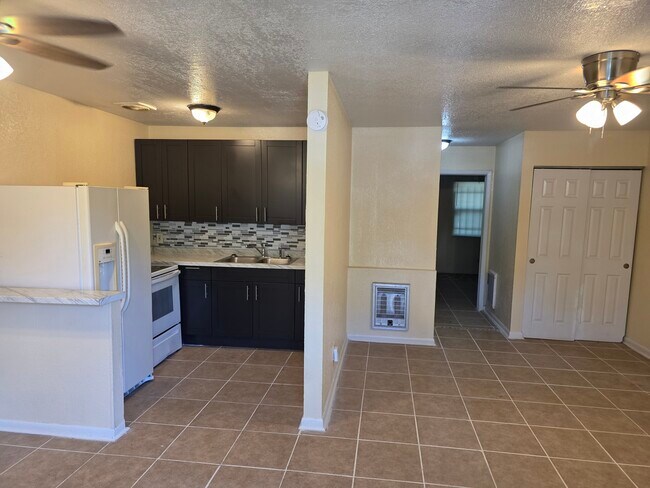 Cocina y sala de estar - 7217 Bailey Ct