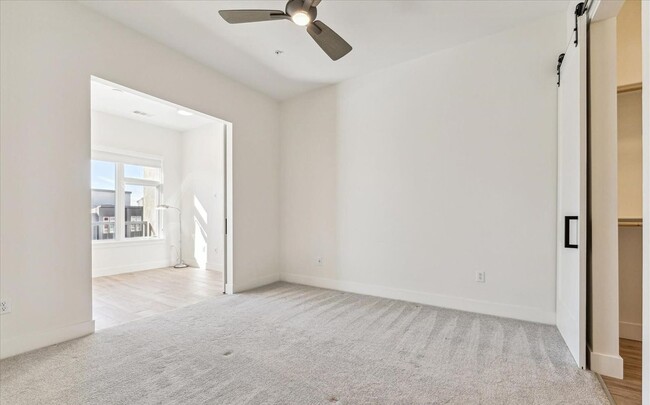 Building Photo - Beautiful 1 Bedroom 1 Bathroom In The Desi...
