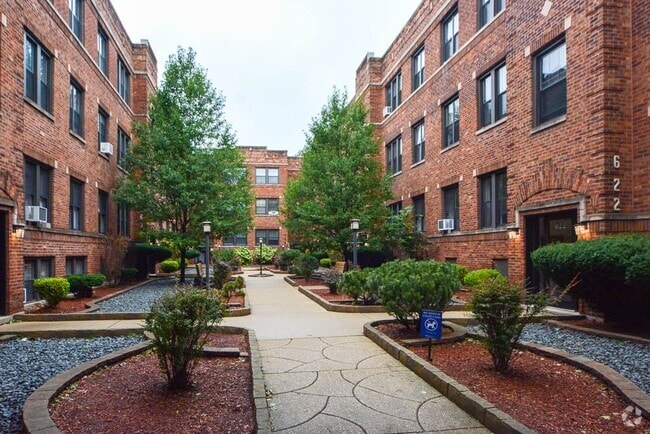 Building Photo - 629 W Cornelia Ave