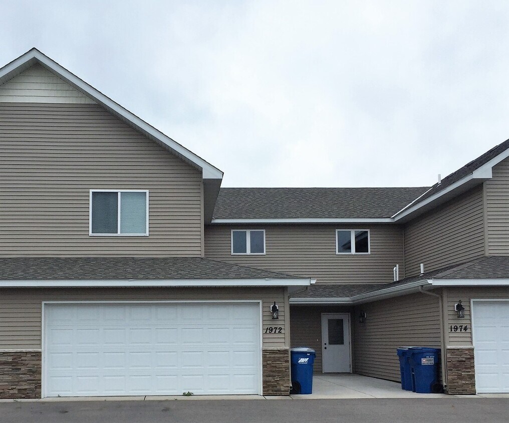 Foto principal - 2 bedroom plus loft town home in Sauk Rapids