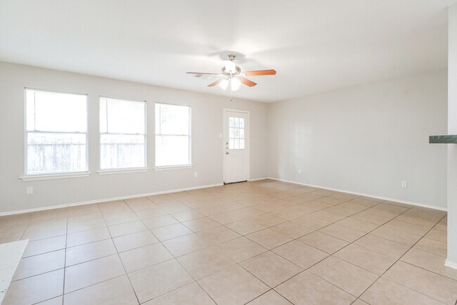 Foto del edificio - 3723 Nutwood Ln