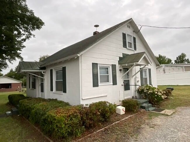 Building Photo - 118 Fairgrounds Rd