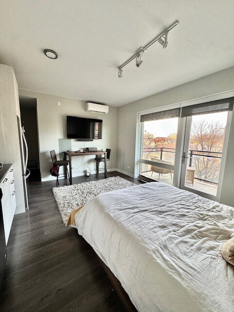 Foto del edificio - 2407 W Eastwood Ave