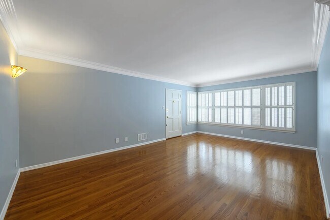 Foto del edificio - 10723 Ashton Ave