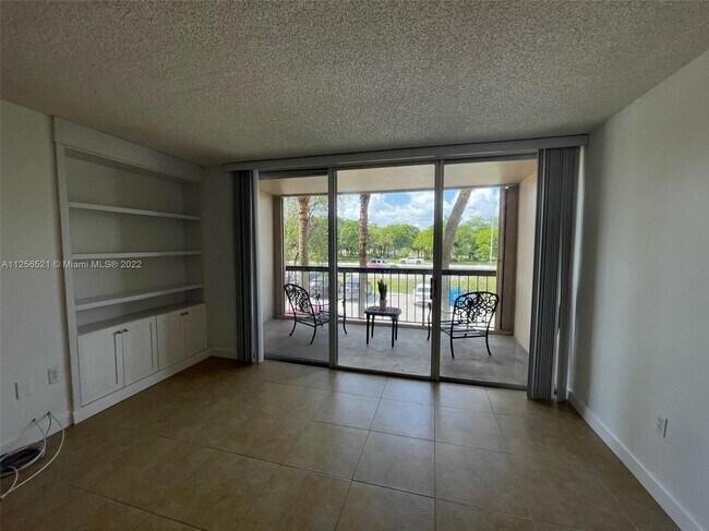 Building Photo - 10425 SW 112th Ave