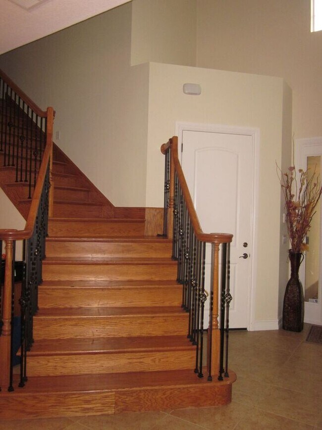 Building Photo - RARE TOWNHOUSE IN THE CARROLLWOOD VILLAGE COUNTRY CLUB