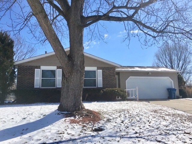 Foto del edificio - PENDING-Lovely Tri-Level in Pike Township!