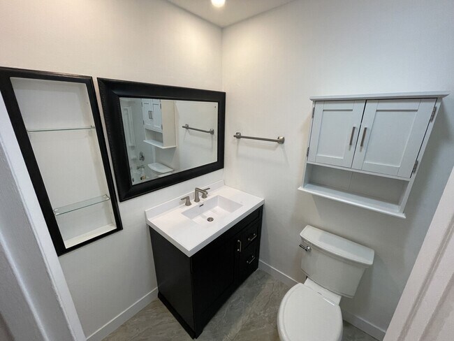 Building Photo - 800 Dumont Place