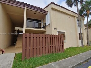 Building Photo - 690 W Park Dr