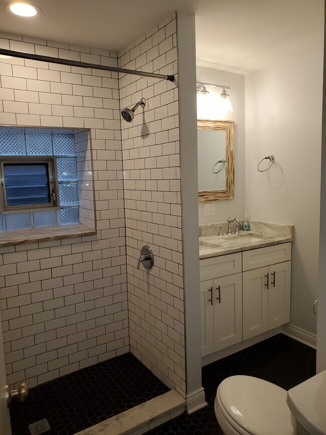 Baño - 1309 W Fillmore St
