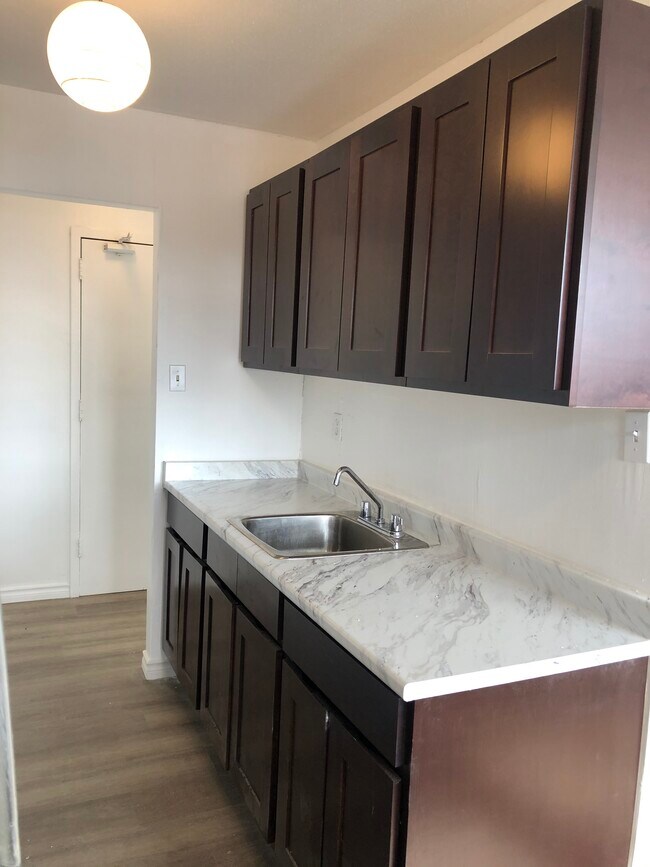 Photo du bâtiment - TWO BED - FAMILY BUILDING - A+ LOCATION