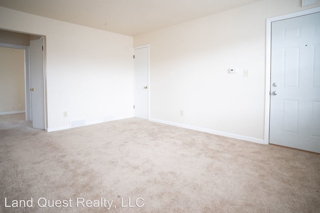 Building Photo - 2 br, 1 bath Apartment - 515 3 Mile Rd.