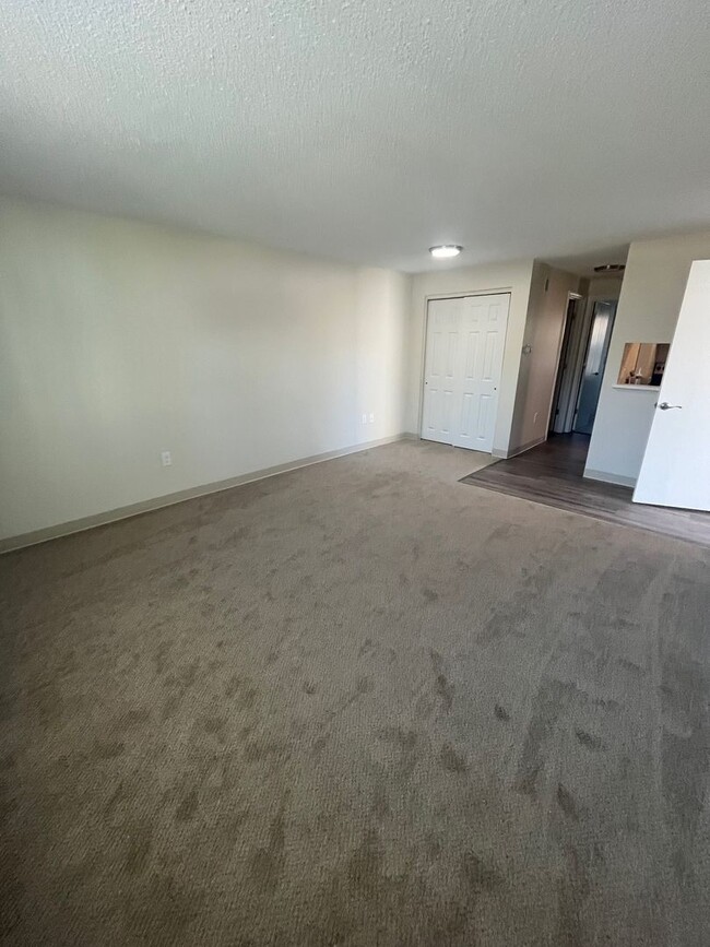 Building Photo - Renovated 1 Bedroom For Rent in Rochester,...