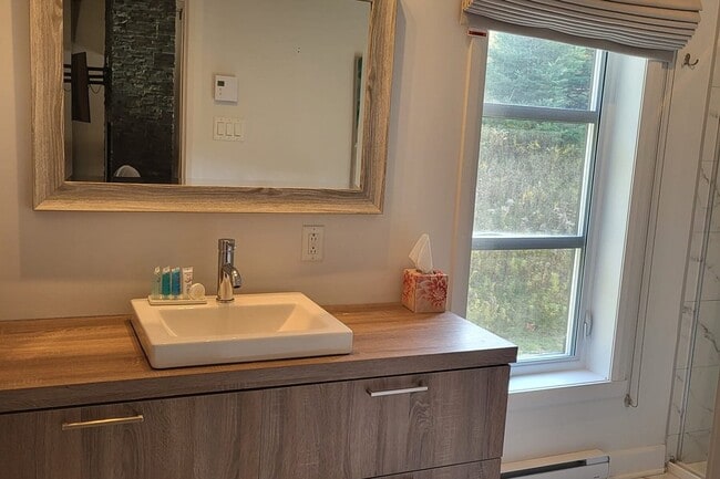 Building Photo - 305 All. Paisible