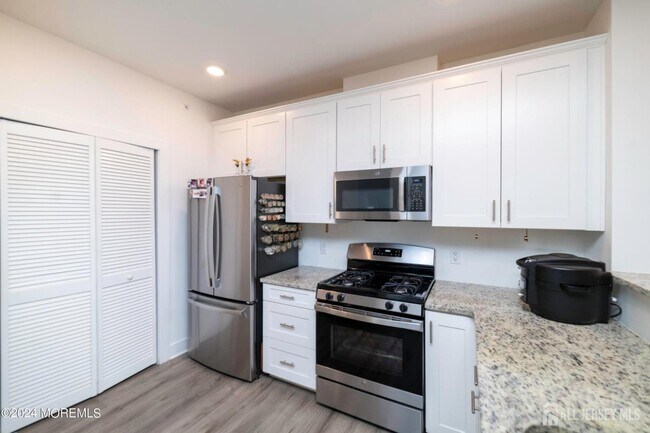 Building Photo - 936 Vanderbergh Blvd