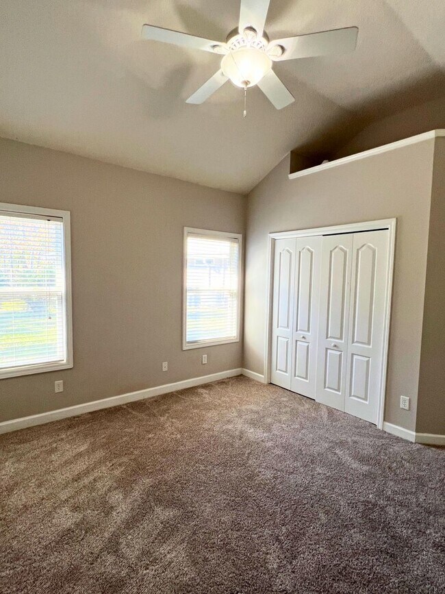 Building Photo - Amenities + landscaping ! 3/2