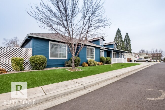 Building Photo - 3 Bedroom + Office in Central Point!