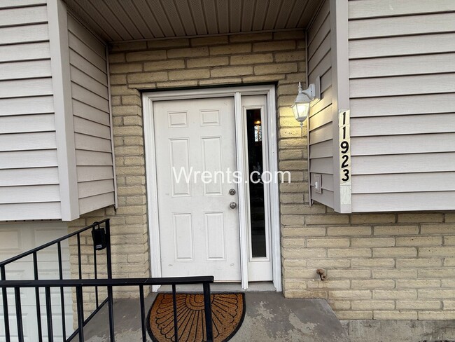 Building Photo - 11923-11925 Railroad Circle