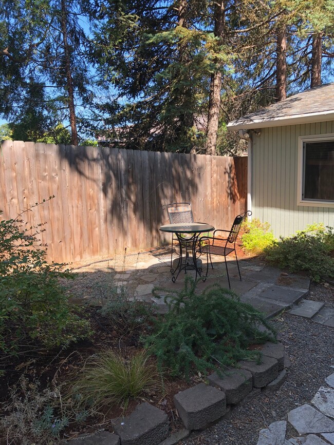 Building Photo - 1825 Siskiyou Blvd