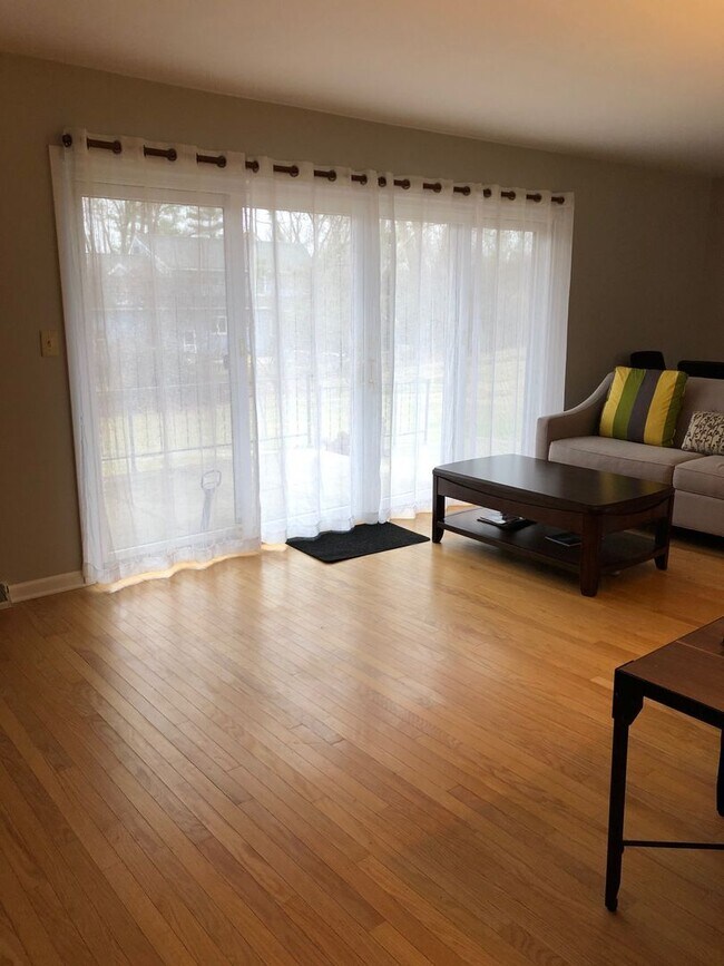 Foto del edificio - Charming 5 BD/3 BA down the street from Kelley and Luddy!