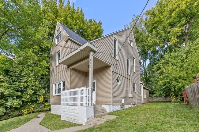 Building Photo - 343 Spencer St NE