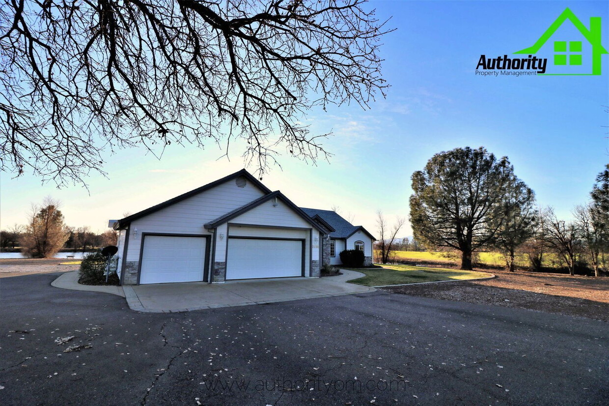 Primary Photo - 21789 Seven Lakes Ln