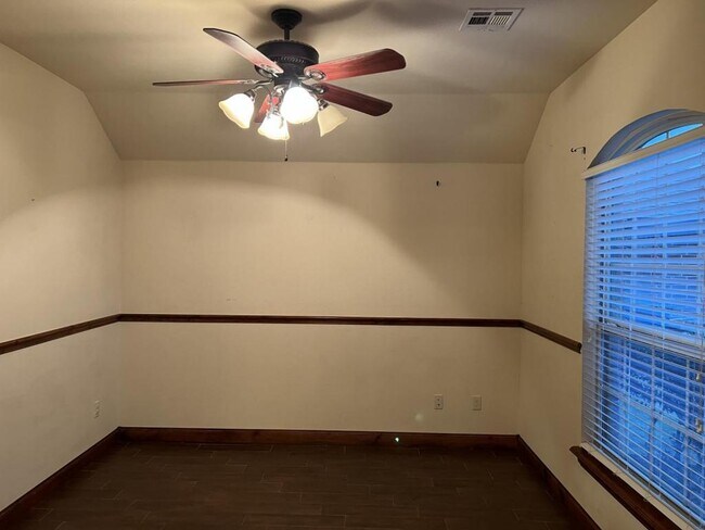 Building Photo - 2121 Mill Creek Way