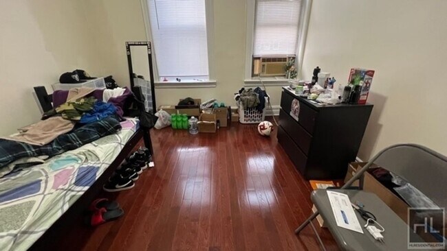 Building Photo - SUNNY AND LARGE XL3 BEDROOMS /PRIVATE BALC...