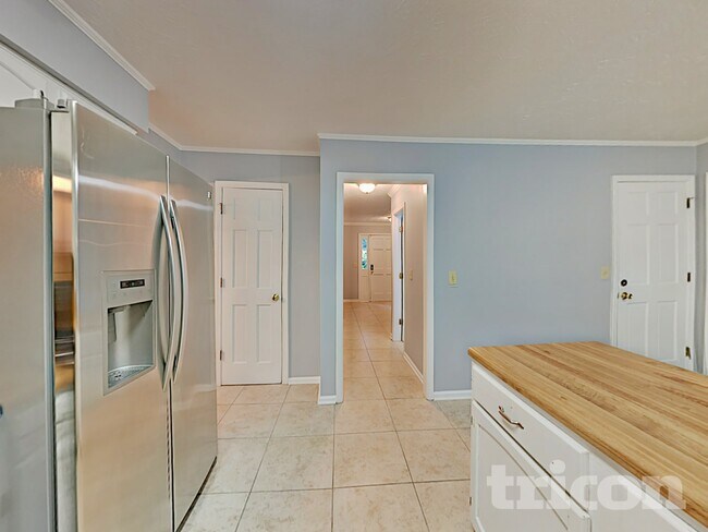 Foto del edificio - 215 Comstock Ct