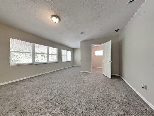 Building Photo - Wonderful 3/2 Home W/ Screened Lanai!
