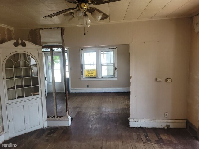 Foto del edificio - 4 br, 1 bath House - 2410 Dunham Street