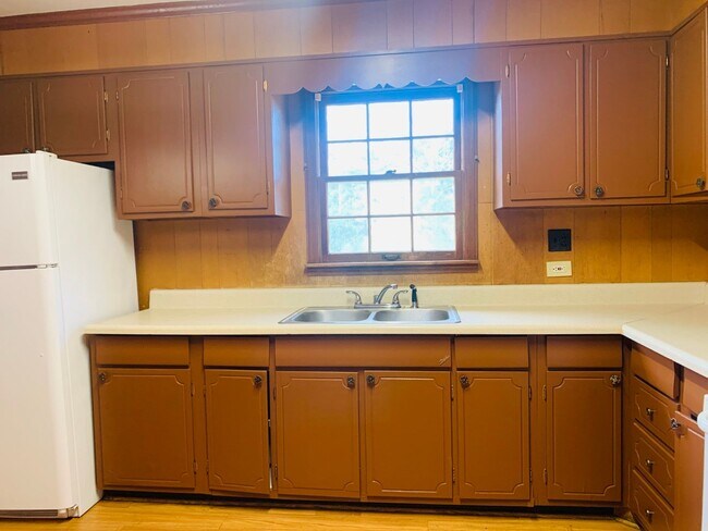 Building Photo - Welcome home! 3 bed, 1.5 bath, newly renov...
