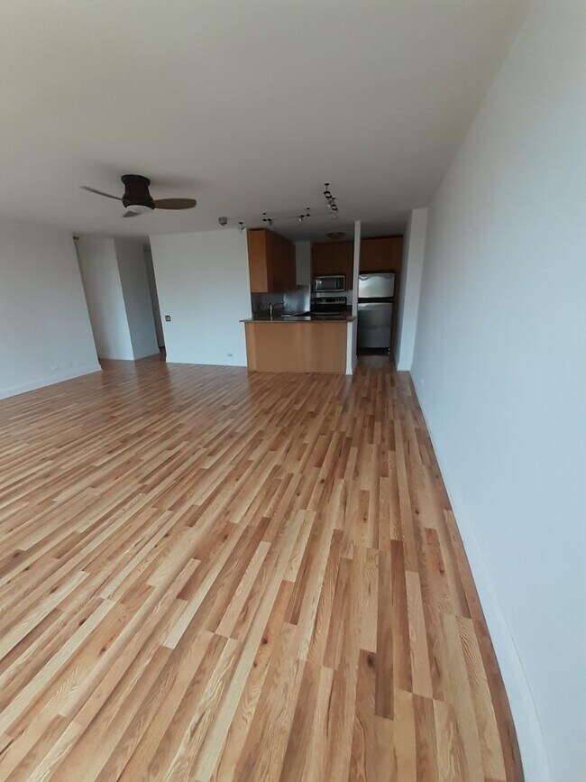 Building Photo - 4343 N Clarendon Ave