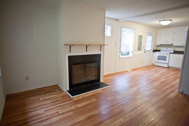Building Photo - Live downtown in 2 bedroom duplex!