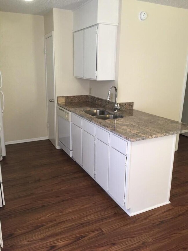Foto del edificio - Available now. END 4PLEX TOWNHOME, 2 BR/1....