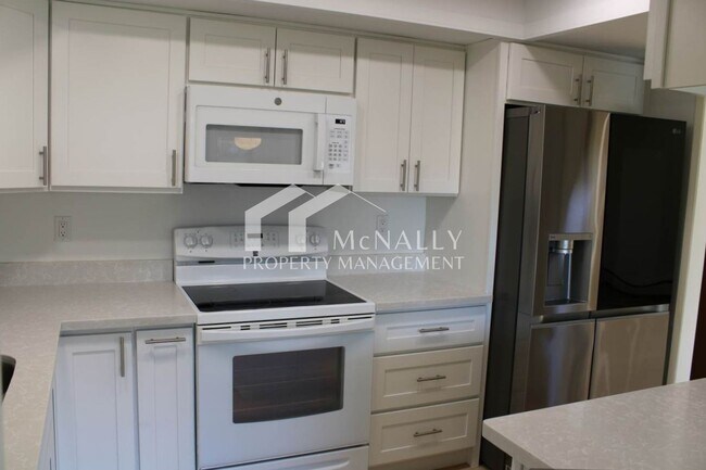 Foto del edificio - Spacious 3-Bedroom Condo with Detached 1-C...