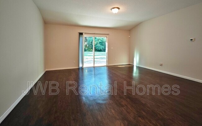 Foto del edificio - 5006 Trout River Blvd