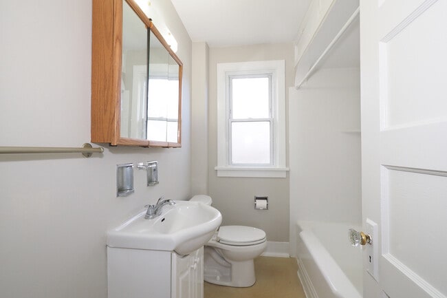 Building Photo - 4 Oliver Av