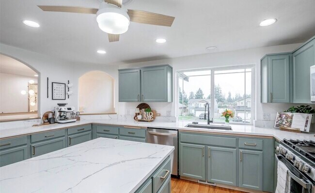 Foto del edificio - 16669 Rainier View Dr SE